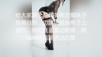 整蛊厕拍美女，最后故意让她发现 哇的大叫，绝对刺激