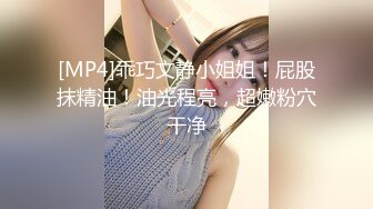 商场蓝色隔板女厕全景偷拍多位女神级的小姐姐嘘嘘 人美B更美 (2)