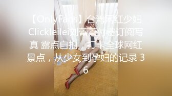 最新极品美少女【HongKongDoll】白色JK制服日后发布计划支持，爆艹肥美嫩穴从沙发干到厨房