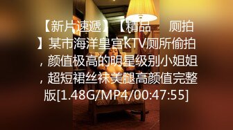 漂亮美眉 在家沙发撅着屁屁被大黑吊男友无套输出 白浆四溢 内射 浅尝骚逼里的精液