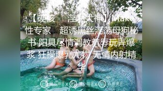 情趣套房TP黝黑哥和白嫩少妇还带个大棒棒来玩女的和摄像头零接触居然没有发现