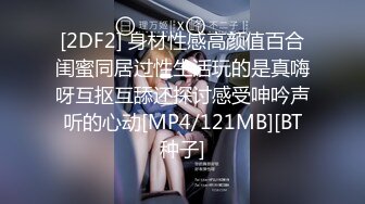 强行把漂亮女友按在床上插B，看她享受的样忍不住拍了下来