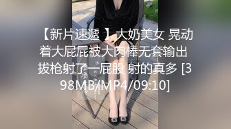 颜值不错美少妇腿上绑振动棒户外诱惑 开裆丝袜边吃饭震动再到厕所自慰