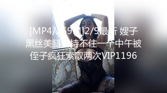 清纯眼镜双胞胎妹子今天一人在家自慰，撩起吊带背心露贫乳，特写假屌骑乘抽插，掰穴揉搓阴蒂，毛毛非常浓密